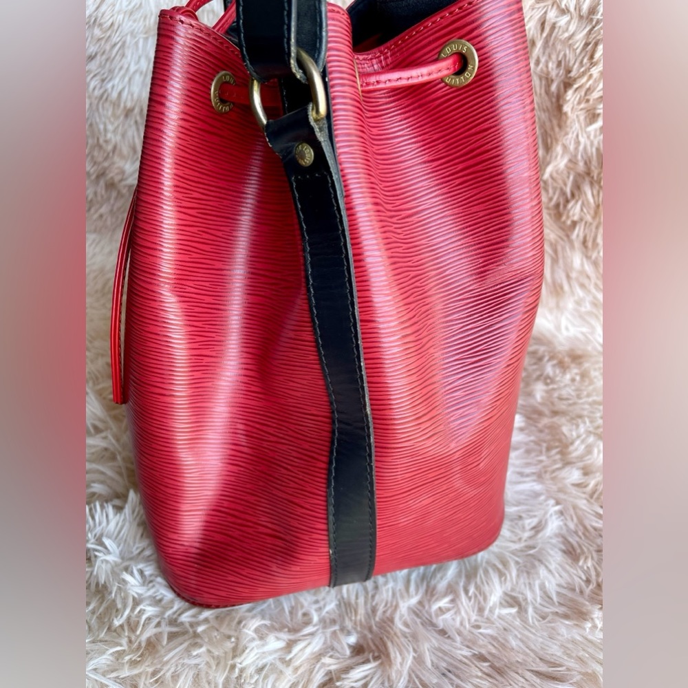 โผ๏ธSOLDโผ๏ธ Louis Vuitton Petit Noe Handbag Epi Leather - Picture 7 of 15